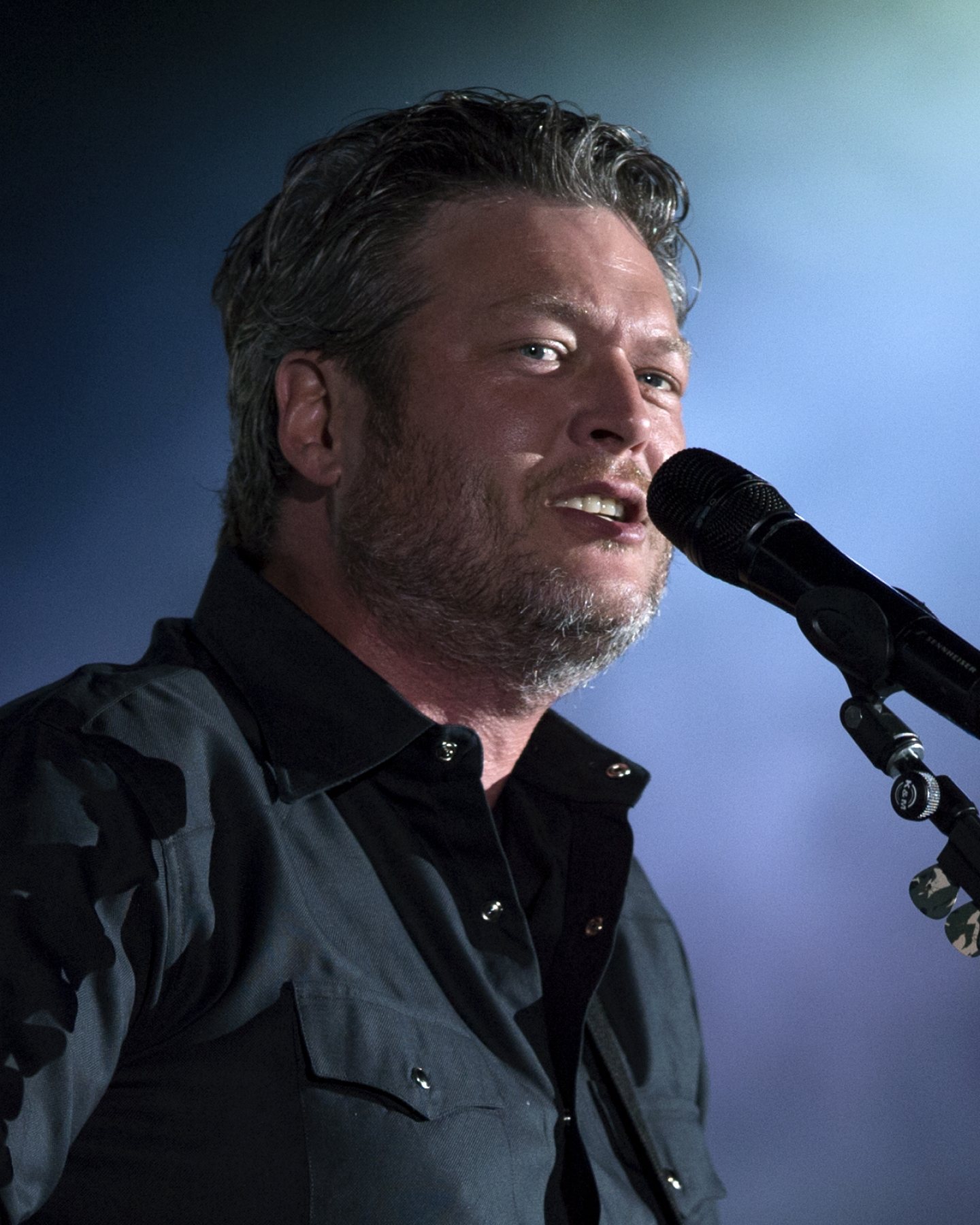 Blake Shelton performing